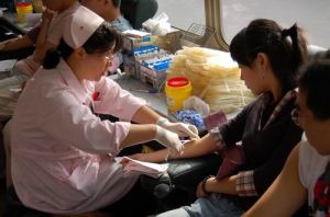 chinese-donating-blood-01